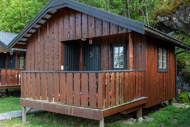 Brun hytte med svarte detaljer