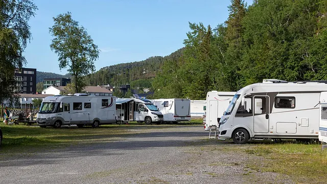 Campingplass med campingvogner