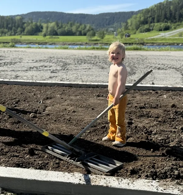Barn i hardt arbeid med renoveringsprosjekt