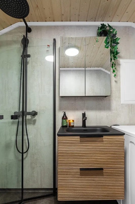 Nyoppusset hytte, baderom detaljer