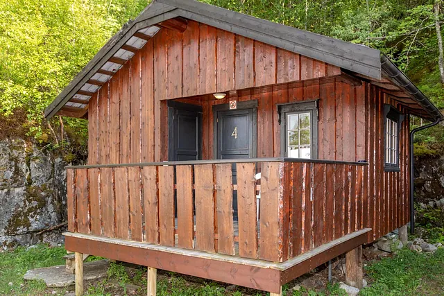 Brun hytte med svarte detaljer