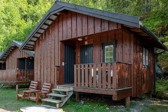 Brun hytte med svarte detaljer