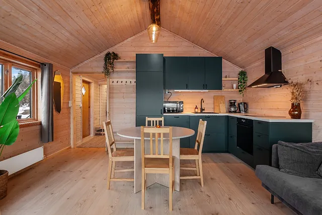 Nyoppusset hytte, sofa og kjøkken